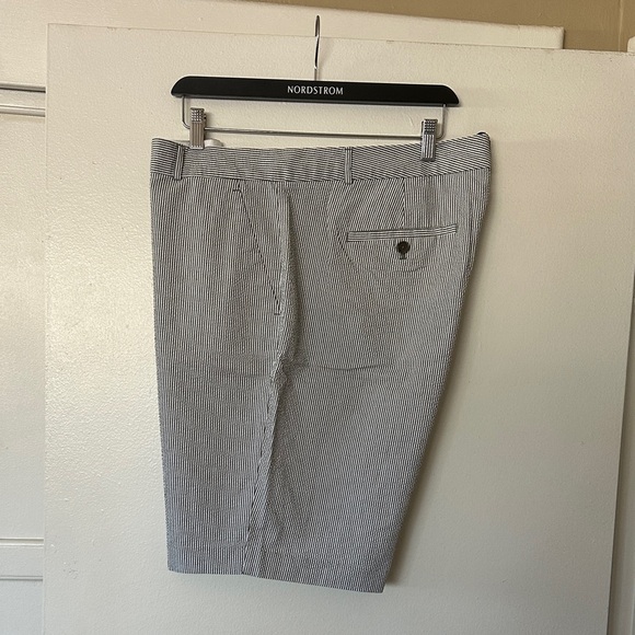 Nordstrom Pants - Banana Republic Women's Gray and White Seersucker Pinstriped Shorts. Size 18.